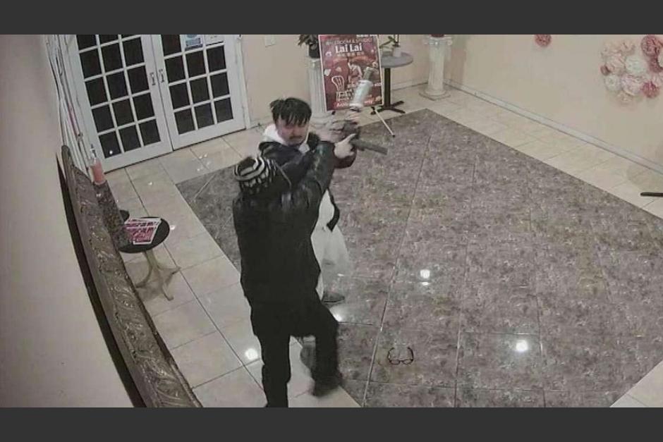 El trabajador de un salón de baile forcejeó con un desconocido que acababa de matar a varias personas en otro salón de baile. (Captura Video)