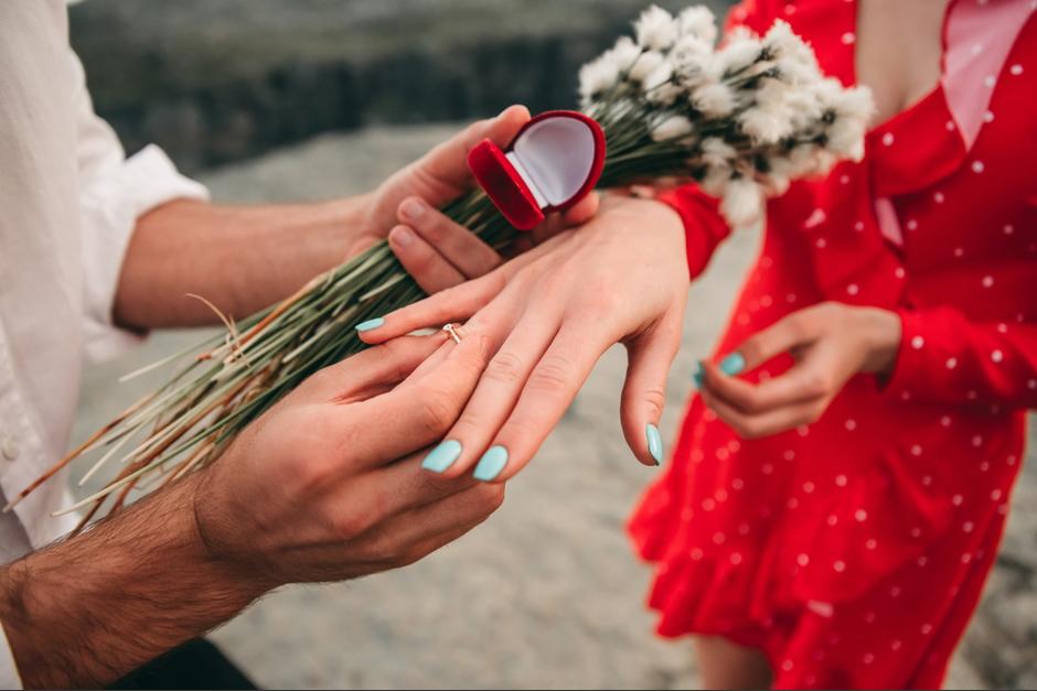 El destino en donde se haga "la gran propuesta" será inolvidable para la pareja. (Foto: Shutterstock)