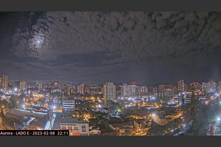 La extraña formación de nubes llamó la atención de usuarios en las redes sociales, durante la noche del miércoles 8 de febrero. (Foto: Sismología de Guatemala) 