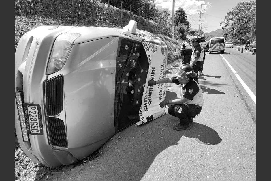 Las autoridades identificaron a los dos hombres que murieron tras ser atacados a balazos y terminaron volcados en la carretera. (Foto: Bomberos Voluntarios)