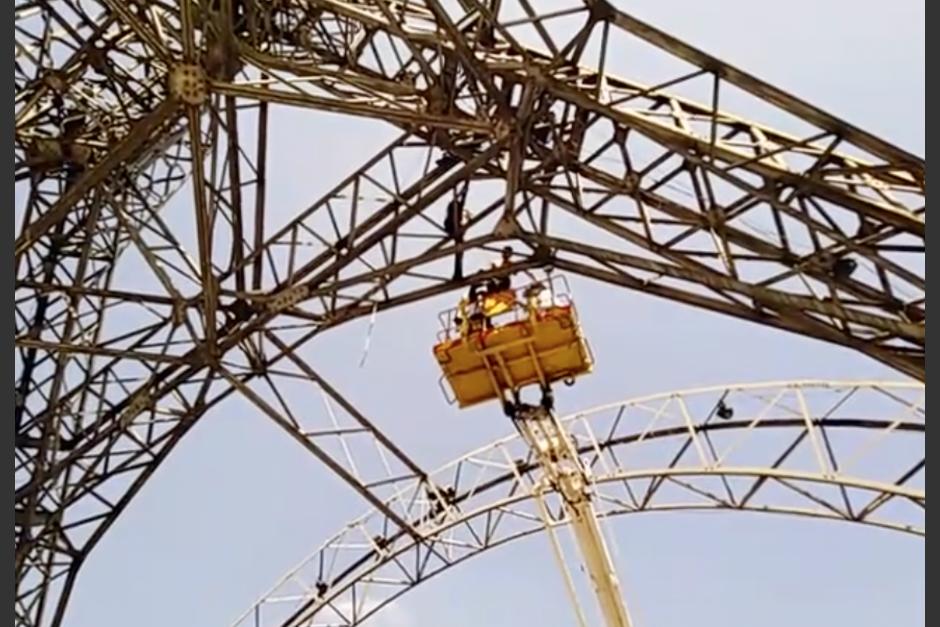 Así fue como los cuerpos de socorro realizaron el rescate de un hombre que subió a lo alto de la Torre del Reformador, en la zona 9. (Foto: captura de video)