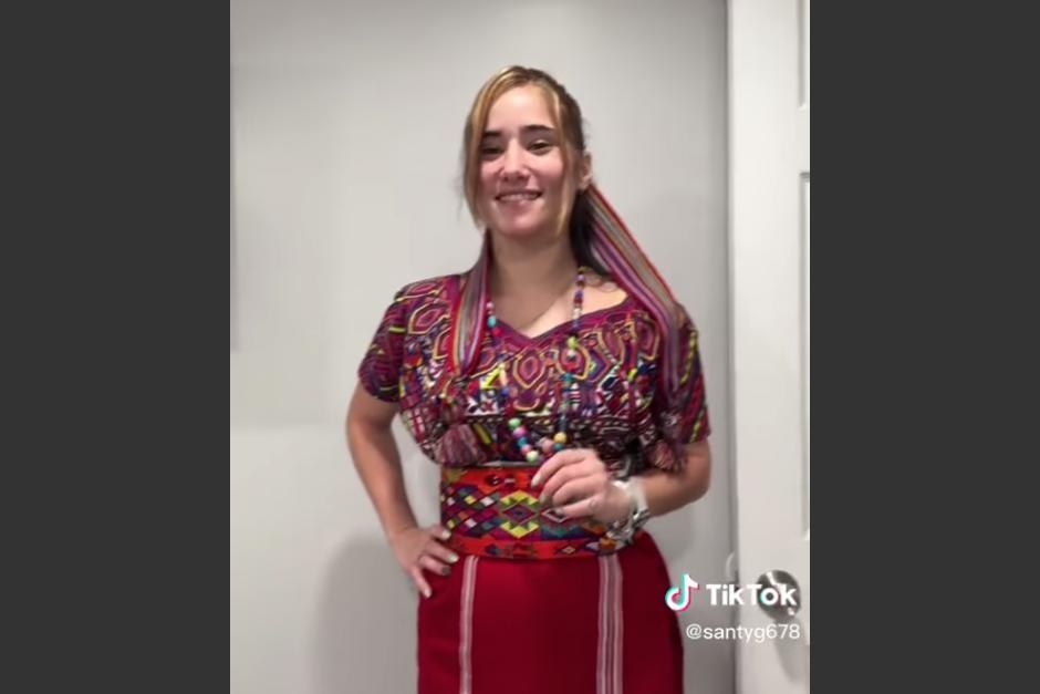 La joven cubana, Yurisleisy, visitó la indumentaria maya de Nebaj, Quiché. (Foto: captura de video)