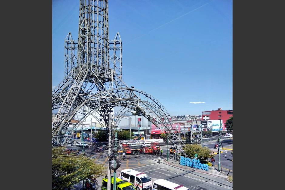 El tránsito se paralizó por un hombre que subió a lo alto de la Torre del Reformador, en la zona 9 de la Ciudad de Guatemala. (Foto: redes sociales)
