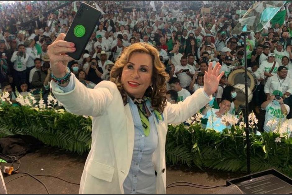 Sandra Torres, candidata presidencial de la UNE, se toma una selfie durante la Asamblea de Proclamación. (Foto: Twitter/Sandra Torres)