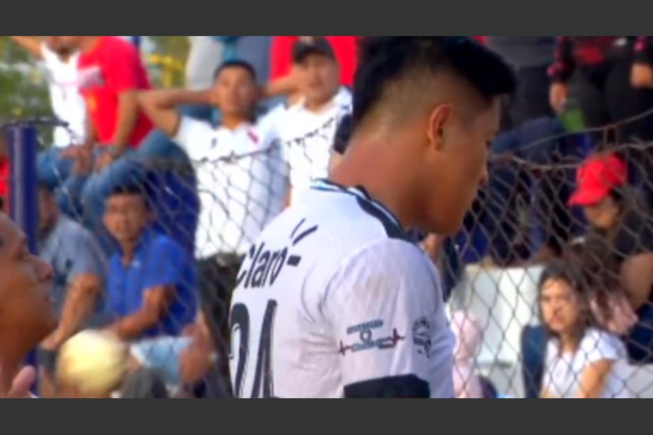 Jugador de Zacapa se salvó de ser golpeado en su visita al estadio de Sacachispas. (Foto: Captura de pantalla)
