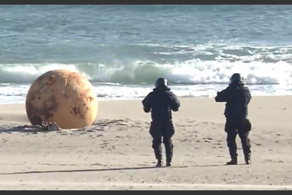 Una misteriosa bola de metal apareció repentinamente en una playa de Japón. (Foto: captura de video)