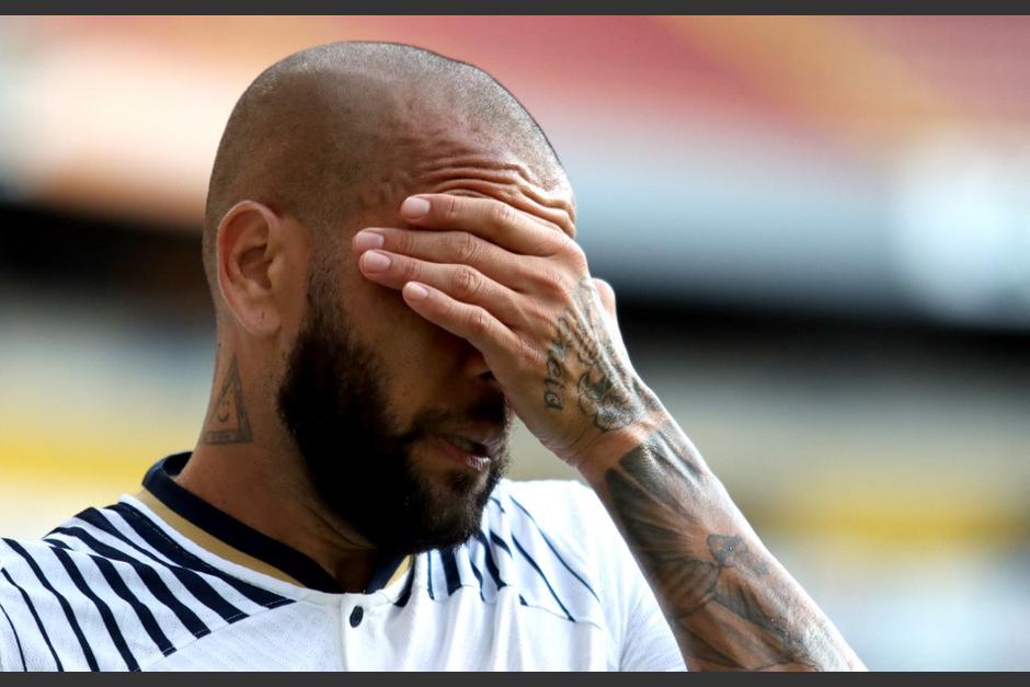 Dani Alves reaccionó de manera dura tras saber que seguirá en prisión. (Foto: AFP)