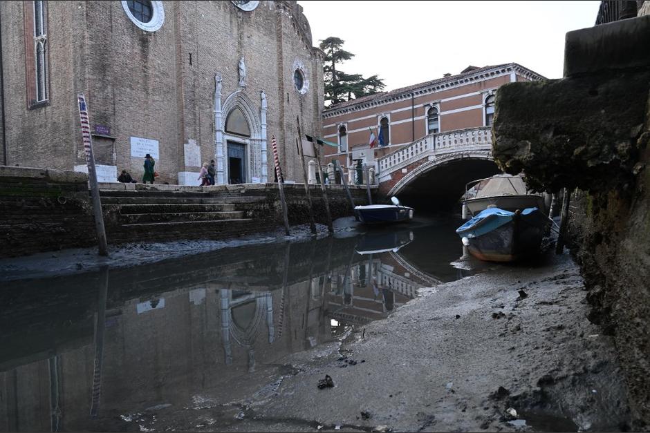 Un extraño fenómeno de sequía y mareas bajas ha provocado que los canales de Venecia se sequen, lo cual alarma a Italia por la posible pérdida de turismo. (Foto: AFP)