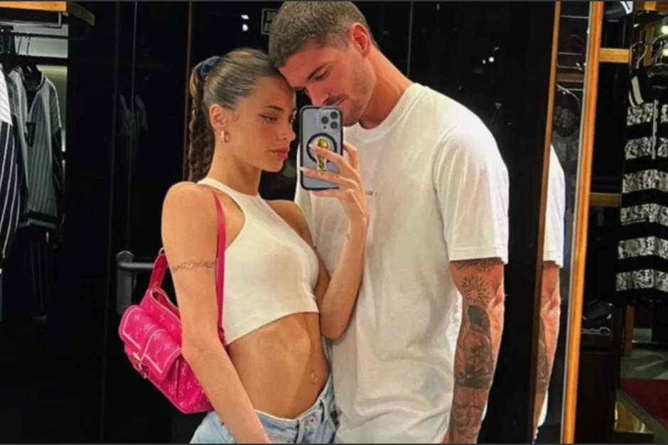 Una fotografía podría haber confirmado que Tini Stoessel y Rodrigo De Paul estarían comprometidos. (Foto: redes sociales) 