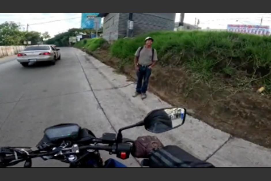 El motorista paró y sorprendió a un guatemalteco con un amable gesto. (Foto: captura de video)