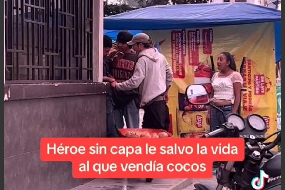 Un hombre irrumpió en fuerte agresión hacia un vendedor de cocos en plena calle. (Foto: captura de video)