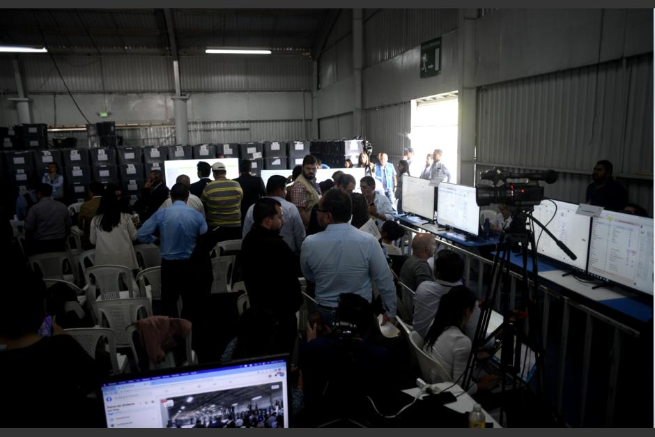 La Junta Electoral del Distrito Central coteja las actas junto a partidos políticos. (Foto: Wilder López/Soy502)