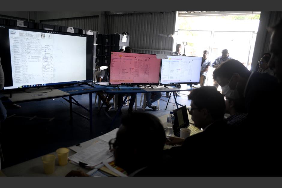 La Junta Electoral del Distrito Central junto a fiscales de partidos políticos cotejan las actas de la elección municipal. (Foto: Wilder López/Soy502)