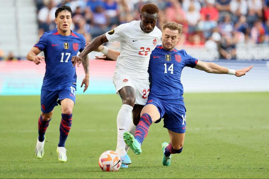 Canadienses y estadounidenses se guardaron lo mejor de sí para el final del partido. (Foto: AFP)