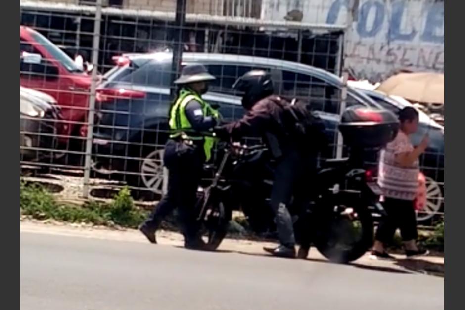 El motorista intentó huir del lugar pero finalmente fue multado. (Foto: captura de video)