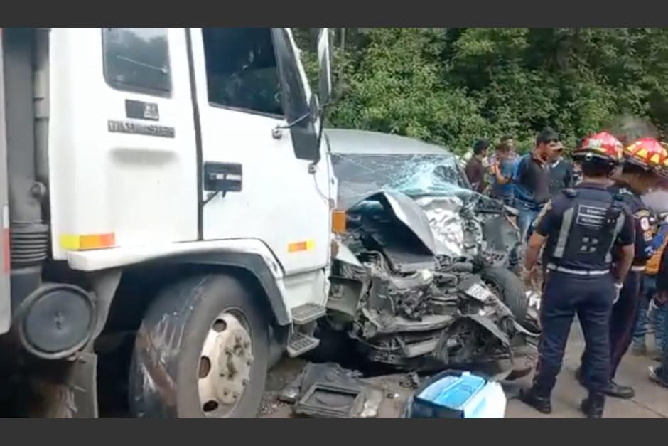 El tráiler impactó contra el auto. (Foto: captura de pantalla)