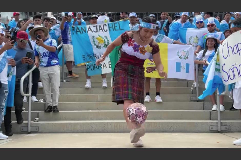 La guatemalteca cautivó a los aficionados afuera del estadio. (Foto: captura de video)