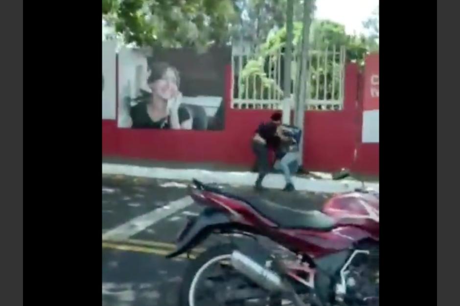 Motorista y conductor protagonizaron una fuerte pelea en el tránsito de bulevar Vista Hermosa, zona 15. (Foto: captura de pantalla) 