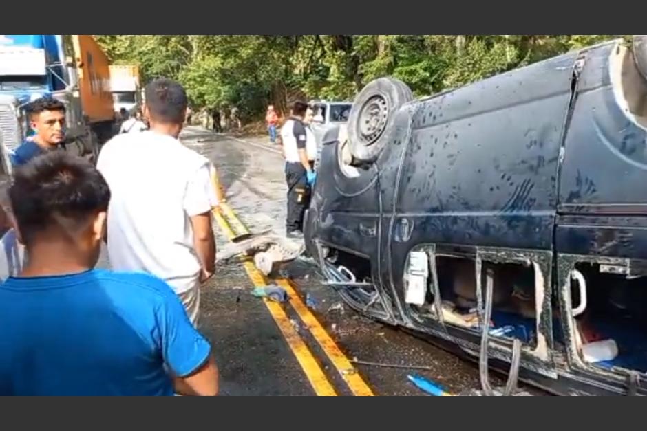 Los momentos posteriores a un aparatoso accidente de tránsito ocurrido en la ruta al Atlántico. (Foto: captura de video)