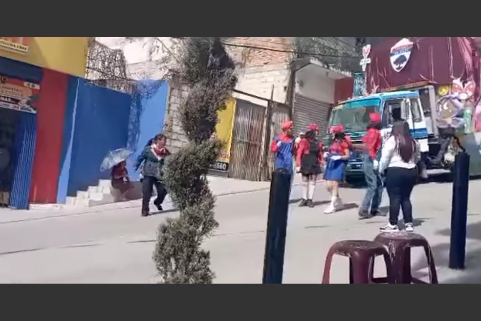 Una carroza sufrió desperfectos en el sistema de frenos y terminó descontrolado en Huehuetenango. (Foto: captura de video)