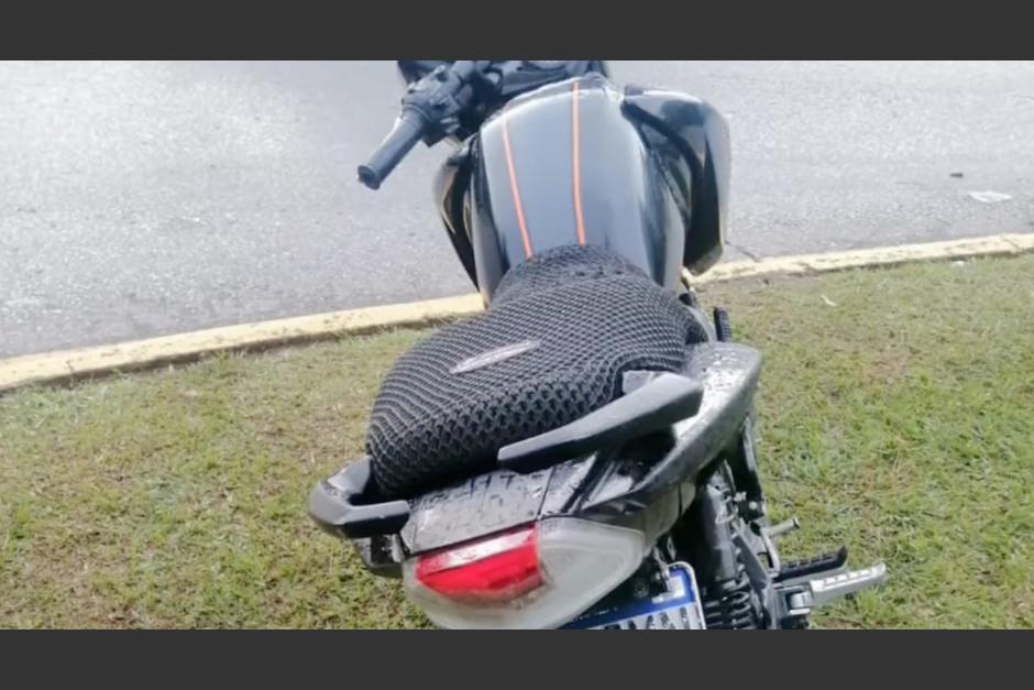 Una motocicleta fue abandonada en un área verde de la zona 16 de la Ciudad de Guatemala. (Foto: captura de video)