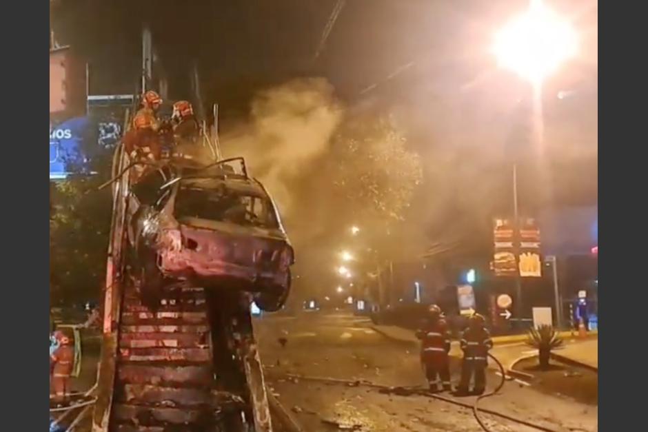 Revelan causa de muerte del conductor que se accidentó en una pasarela ubicada en el bulevar Vista Hermosa, zona 15. (Foto: Bomberos Municipales)