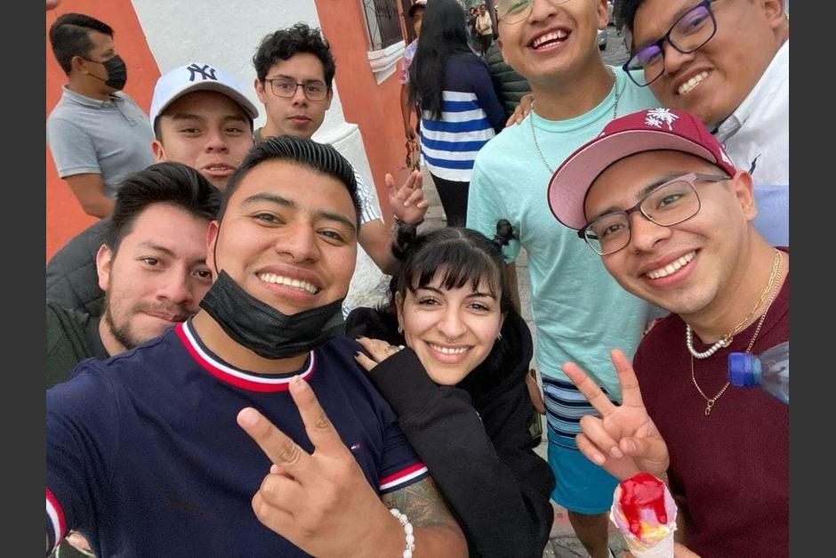 Cazzu compartió una fotografía con seguidores en Antigua Guatemala. (Foto cortesía: Checha Pérez)