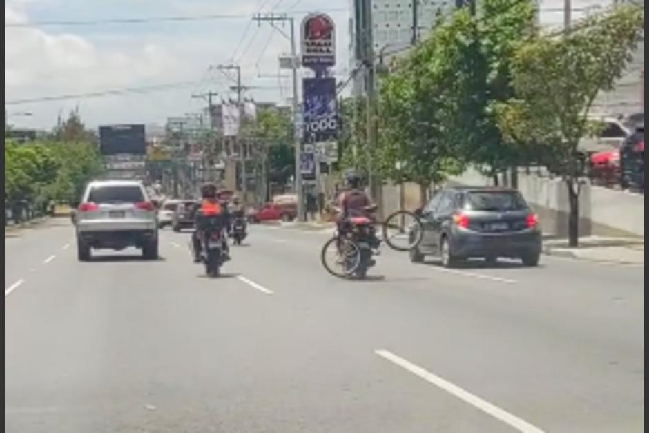 La escena que llamó la atención fue captada en un sector de la ciudad. (Foto: captura de video)