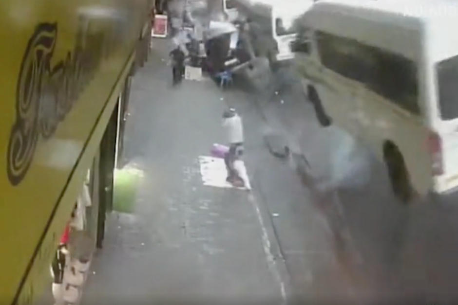 La impresionante explosión ocurrió en plena calle. (Foto: Captura de pantalla)