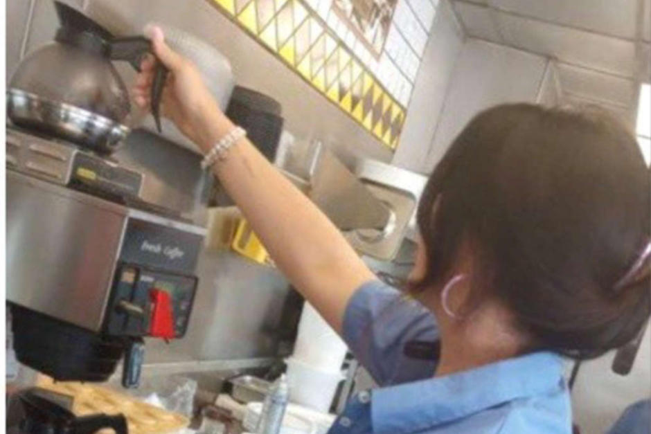 La famosa fue descubierta tomando pedidos y sirviendo café. (Foto: Captura de pantalla)