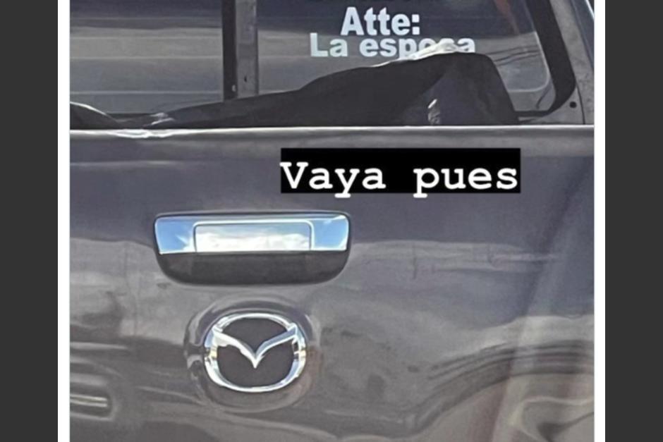 Una estampita con un mensaje de advertencia en un carro llamó la atención en pleno tránsito de la ciudad. (Foto: captura de pantalla) 