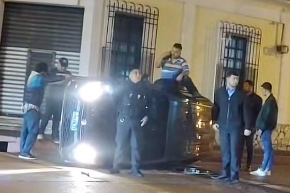 Un auto quedó de cabeza en una concurrida esquina de la zona 1 de la ciudad. (Foto: Tik Tok)