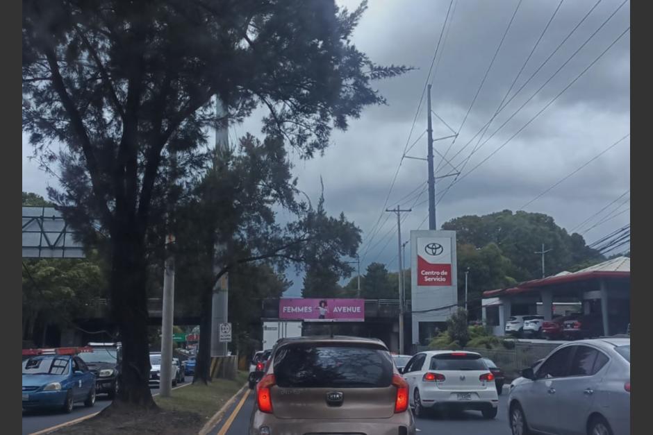 Actividades comerciales complican el tránsito en El Periférico y calzada Roosevelt. (Foto: Gustavo E. Méndez/Soy502) 