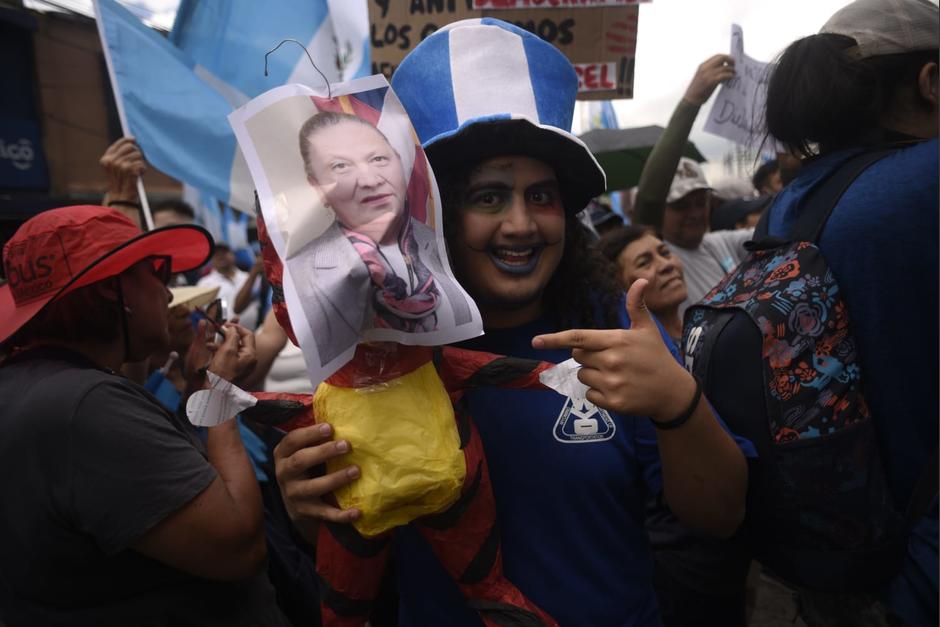 Uno de los manifestantes escribió un poema dedicado a la jefa del MP, Consuelo Porras. (Foto: Wilder López/Soy502)