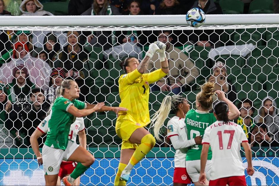¿Golazo de Irlanda o error de la portera canadiense? (Foto: AFP)