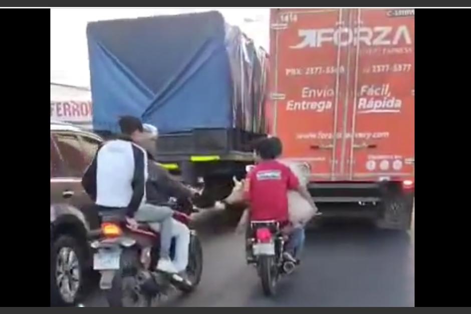 En redes sociales llamó la atención un video que muestra al "extraño" pasajero de un motorista. (Foto: captura de pantalla)