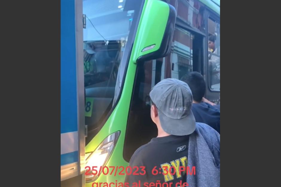 El piloto de Transmetro convulsionó en plena ruta con pasajeros dentro. (Foto: captura de pantalla)