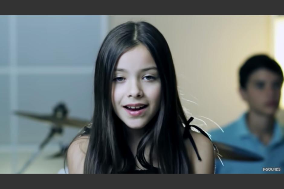 Ángela Vázquez ya tiene 21 años y su apariencia ha cambiado radicalmente. (Foto: captura de video)