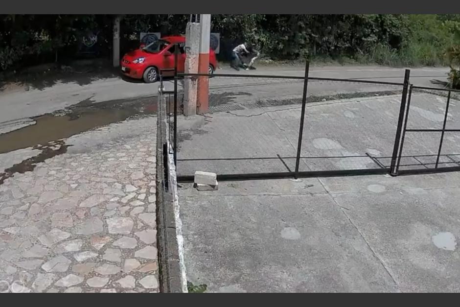 Un intento de secuestro de una adolescente quedó grabado en un video. (Foto: captura de video)