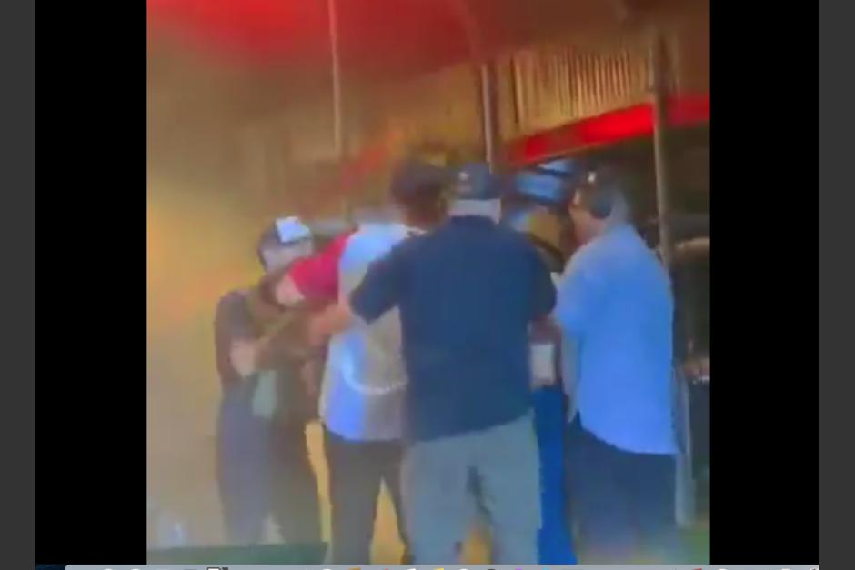 Eduin Caz volvió a sufrir un accidente en pleno concierto, esta vez fue en Honduras. (Foto: captura de pantalla) 