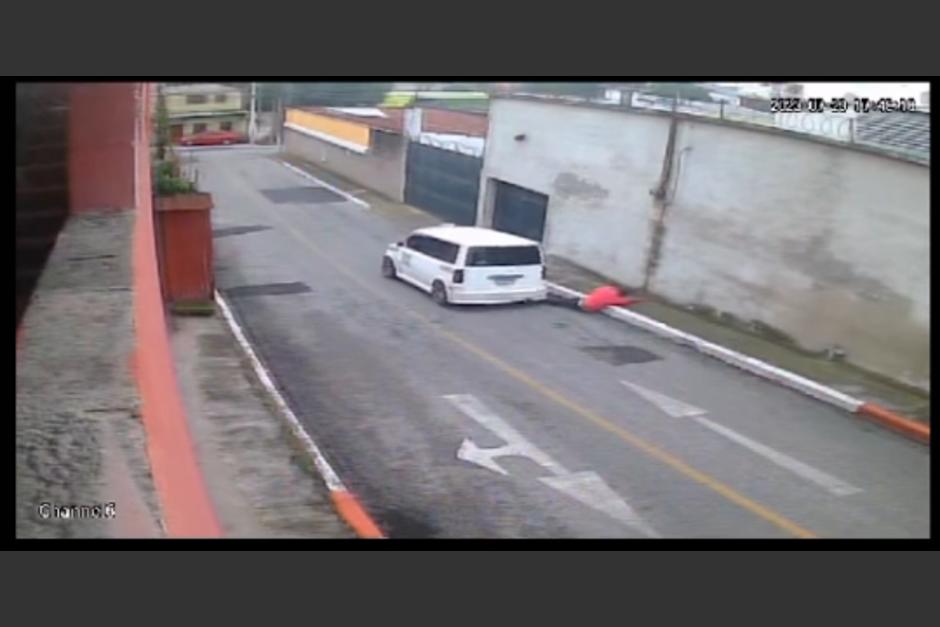 Taxista deja a persona abandonada luego de quitarle sus pertenencias. (Foto: captura de pantalla)