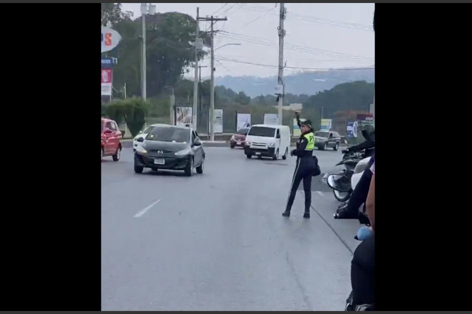 Una agente de la PMT de San Miguel Petapa se ha vuelto sensación en redes sociales. (Foto: captura de pantalla) 