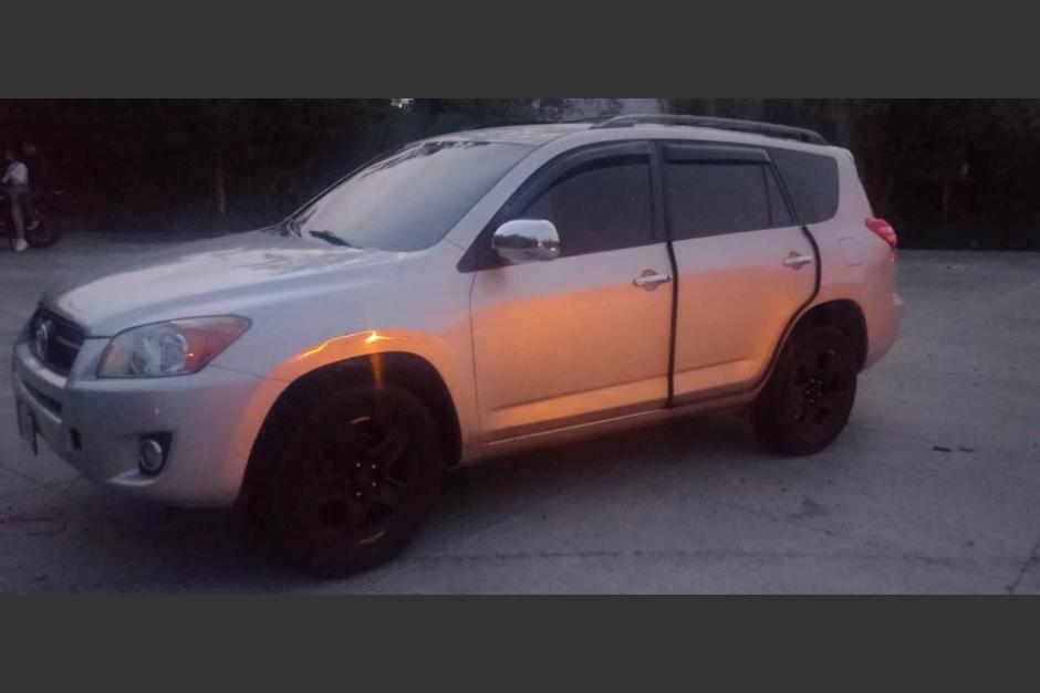 Durante la tarde de este sábado 10 de junio, las autoridades encontraron un auto abandonado en plena carretera. Tenía reporte de robo desde hace cinco años. (Foto: PNC)