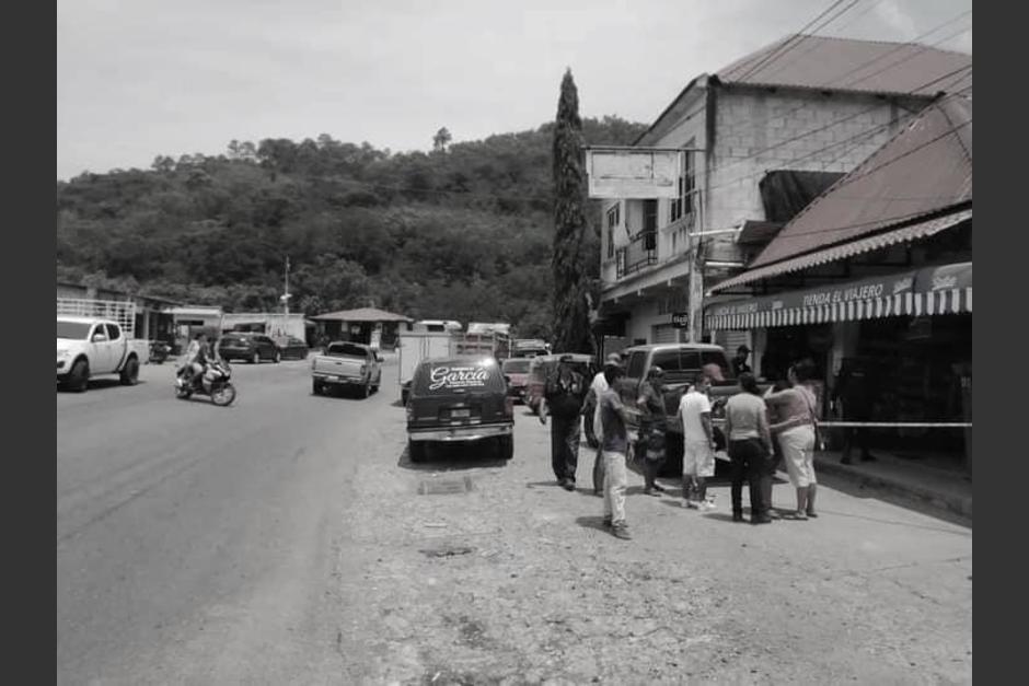 Cámara de seguridad capta el momento en que se registra ataque armado dentro de una tienda en San José La Arada, Chiquimula. (Foto: redes sociales)