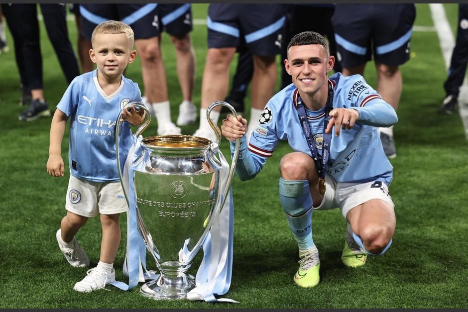 Phil Foden con su hijo Ronnie tras conseguir la Liga de Campeones. (Foto: AFP)
