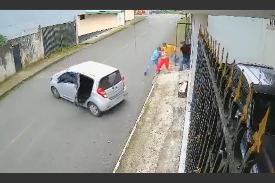 Una mujer fue secuestrada y la escena quedó grabada en cámaras de seguridad. (Foto: captura de video)