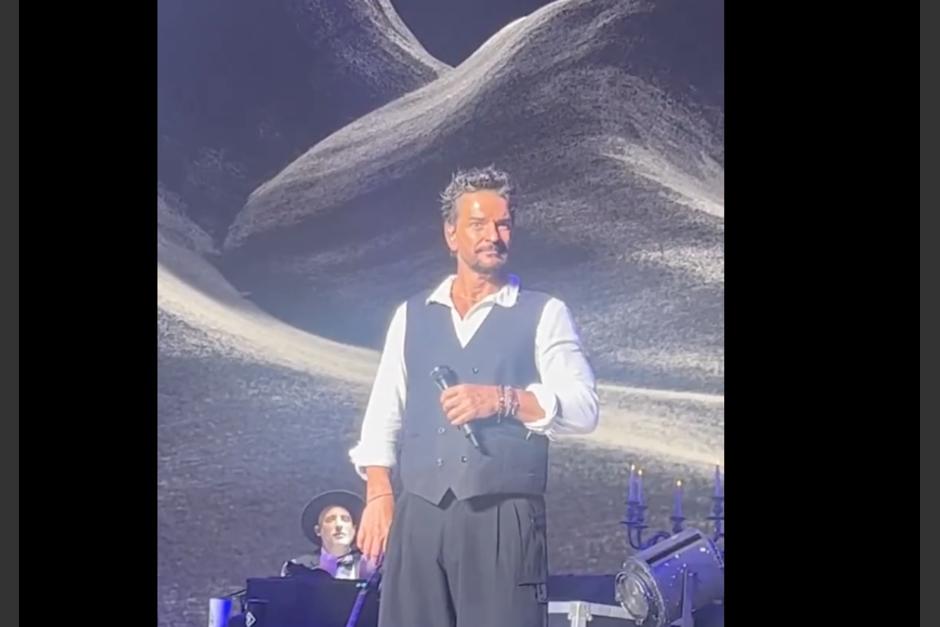 Una atrevida fan le lanzó un mensaje a Ricardo Arjona durante concierto. (Foto: Captura de pantalla)