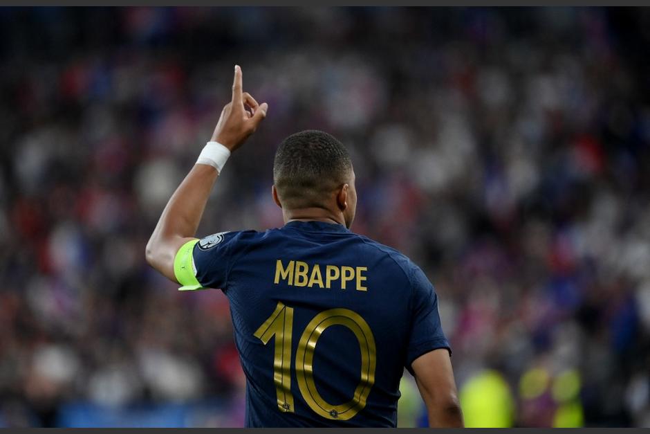 Kylian Mbappé jugando con la selección de Francia. (Foto: AFP)