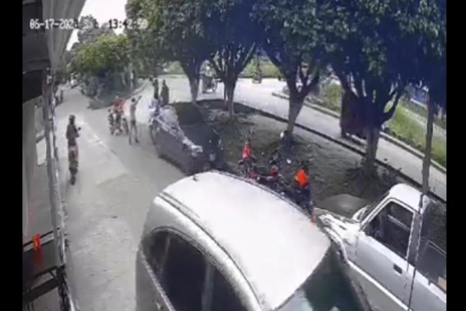 Asalto armado contra un motorista quedó registrado por una cámara de seguridad. (Foto: captura de pantalla) 
