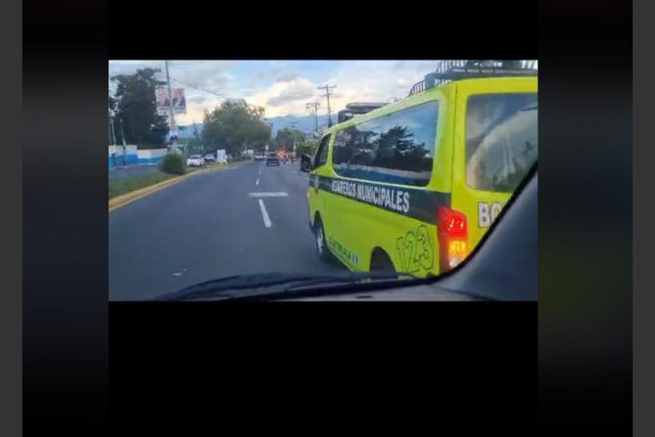Bomberos Municipales y Voluntarios protagonizaron una disputa en el tránsito para cubrir una emergencia. (Foto: captura de pantalla) 